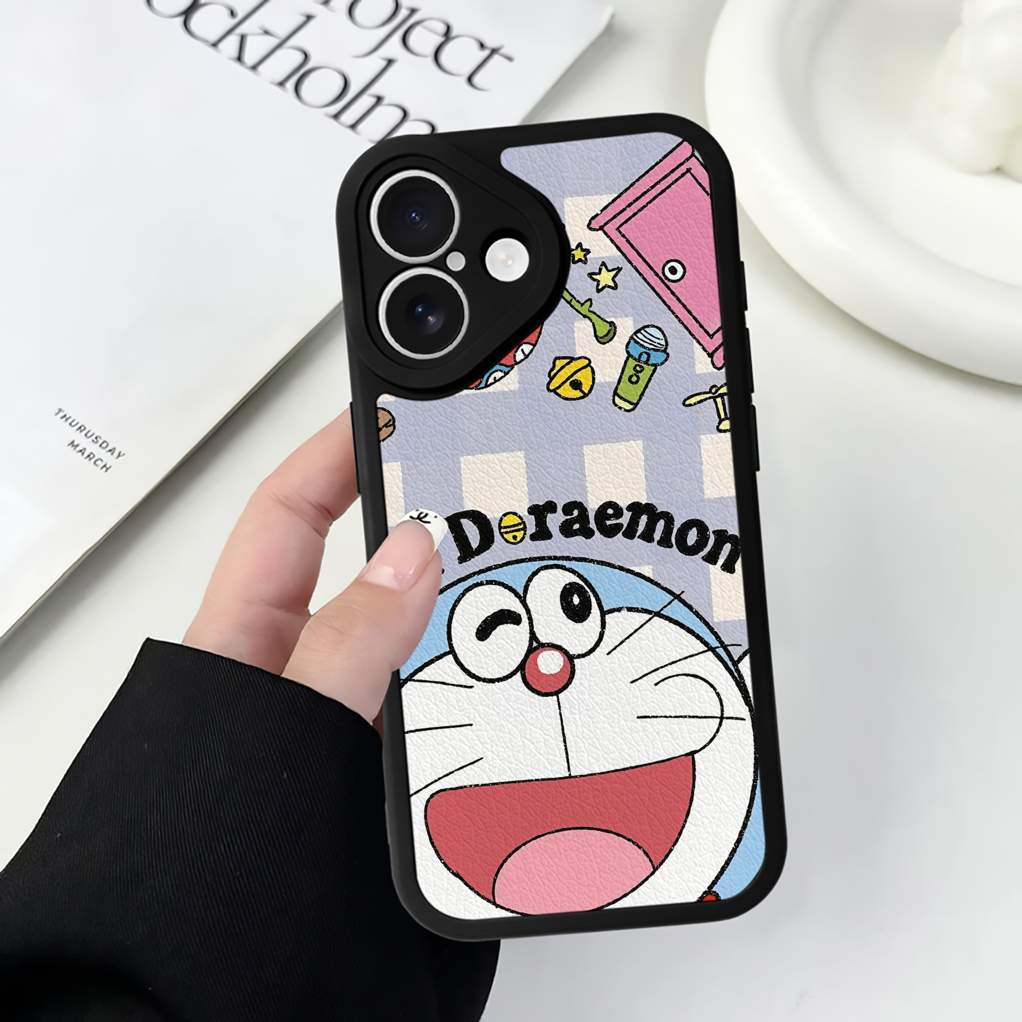 （画像用） ドラえもん Doraemon 【iPhone 16シリーズ対応】シリコンスマホケース（レザー調） 材質：シリコン